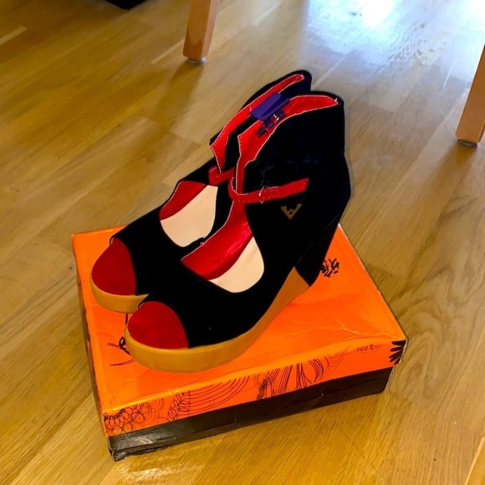 Ya Li Da  platforms in black & red w/ gold tone findings. 🖤❤️ NWOT